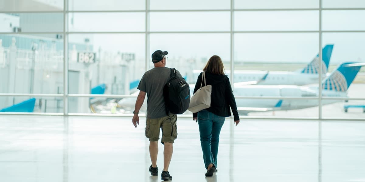 Couple marchant dans un aéroport